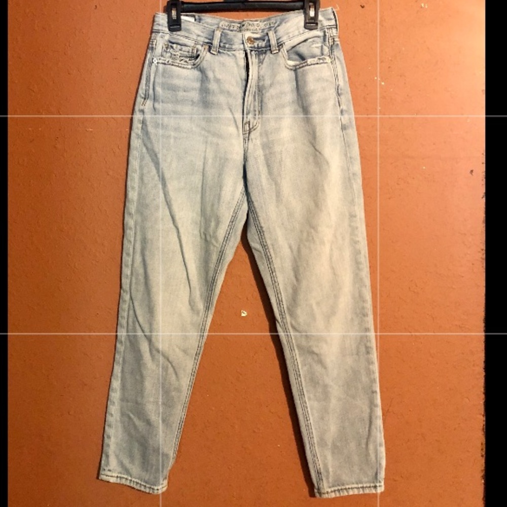 AMERICAN EAGLE MOM JEANS